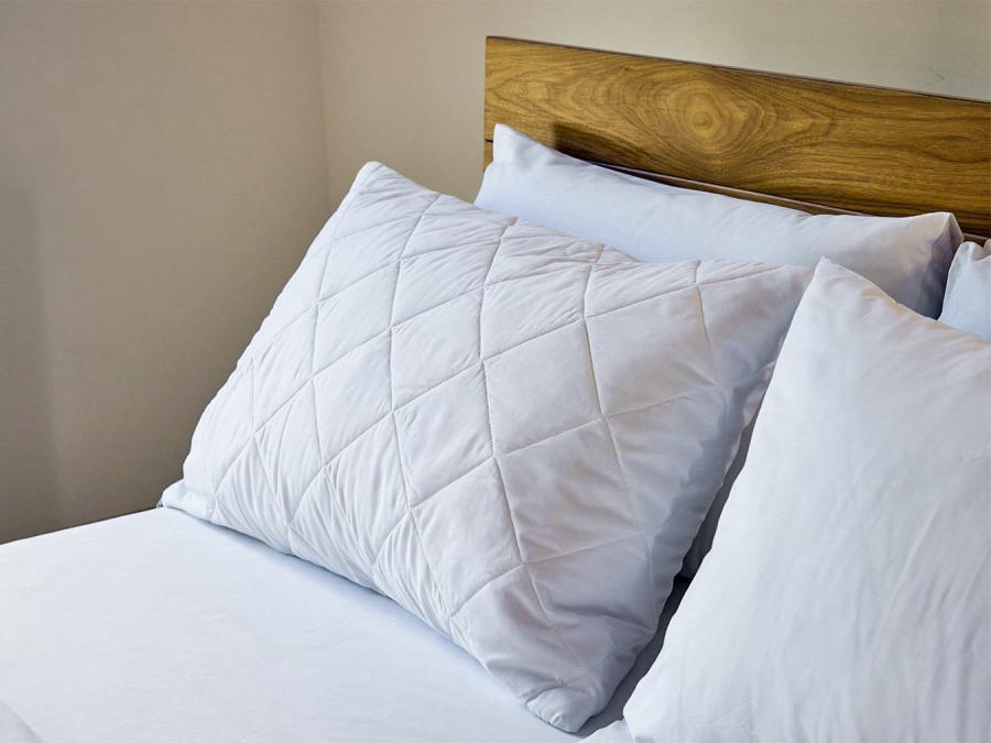 Pinsonic pillow protector on pillow