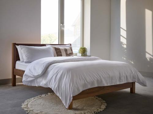 oxford bed walnut with bedding
