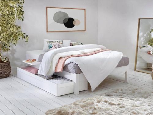 Platform bed in white with deluxe rug