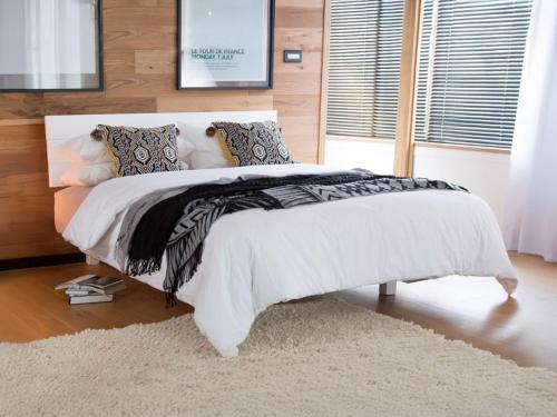 shoreditch bed in warm white by get laid beds