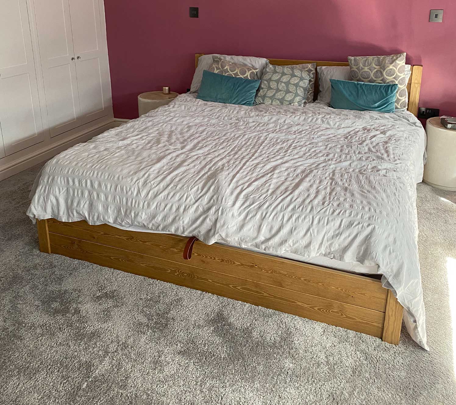 Dusky pink bedroom decorating example